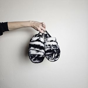 6 UGG Black and White Marble Fluff Yeah Slide